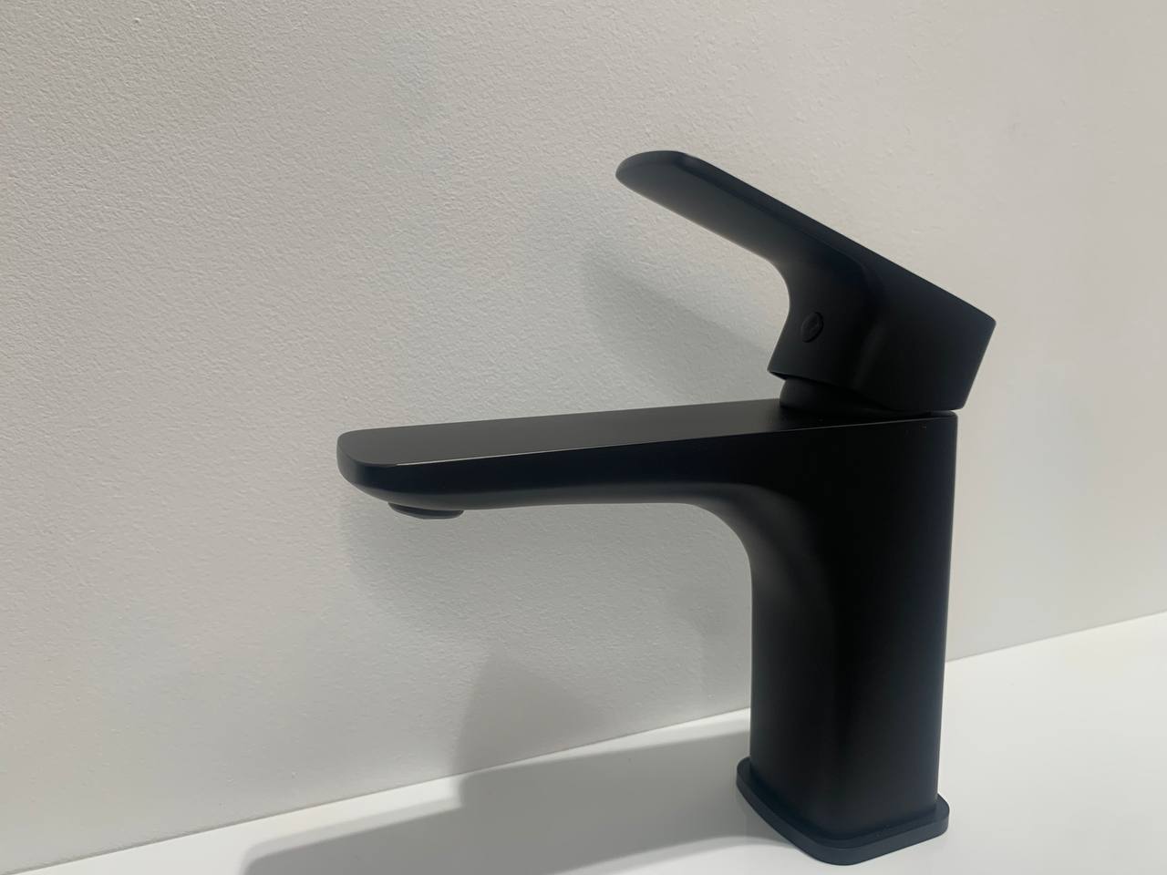 Изображение товара Смеситель для раковины Feramolli Pura BL642, черный от магазина N&M Home